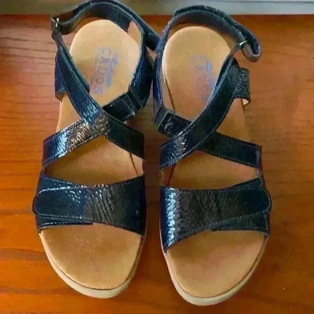 Woman’s Cados Navy Velcro strap sandals Sz 8/39